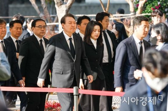 윤석열 대통령과 김건희 여사가 31일 서울 중구 서울광장에 마련된 이태원 참사 사망자를 위한 합동분향소를 찾아 헌화하기 위해 이동하고 있다./강진형 기자aymsdream@