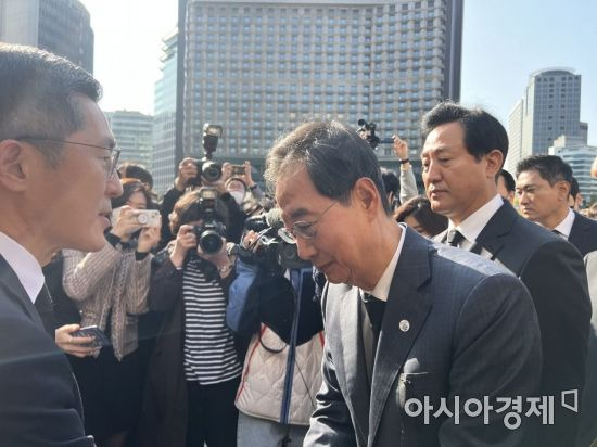 한덕수 국무총리와 오세훈 서울시장 등은 31일 오전 서울광장에 마련된 이태원 사고 사망자 합동 분향소를 찾아 조문했다.