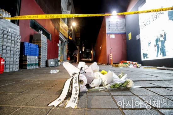 핼로윈을 앞두고 이태원 일대에 대형 압사 참사가 발생한 30일 서울 용산구 이태원 일대에 희생자들을 추모하는 꽃이 놓여 있다./강진형 기자aymsdream@