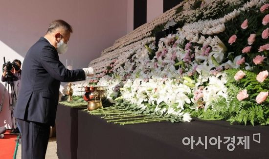 이상민 행정안전부 장관이 31일 서울광장에 마련된 이태원 사고 사망자 합동분향소에서 분향을 하고 있다./강진형 기자aymsdream@