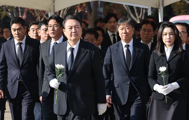 윤석열 대통령과 김건희 여사가 31일 오전 서울광장에 마련된 이태원 사고 사망자 합동분향소를 방문해 헌화하고 있다./연합뉴스