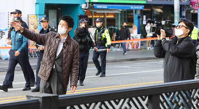 31일 오전 서울 용산구 '핼러윈 인파' 압사 사고 현장 인근에서 일본 매체 관계자들이 현장을 취재하고 있다. /연합뉴스