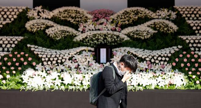 31일 서울 중구 서울광장에 마련된 이태원 참사 사망자를 위한 합동분향소를 찾은 한 시민이 헌화를 마친 뒤 눈물을 흘리고 있다. /뉴스1