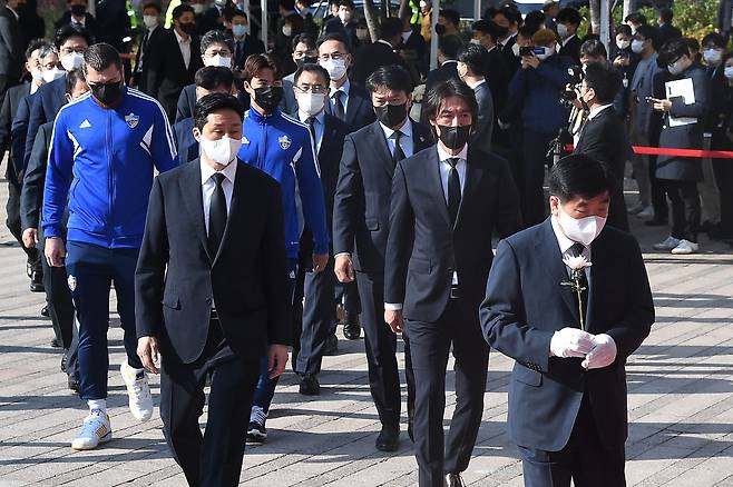 권오갑 현대중공업그룹 회장(오른쪽 첫번째), 정기선 HD현대 사장(둘째줄 왼쪽)홍명보 울산 현대축구단 감독(둘째줄 오른쪽) 등이 31일 오전 서울광장 합동분향소를 찾아 이태원 참사 희생자들을 조문하기 위해 입장하고 있다. /연합뉴스