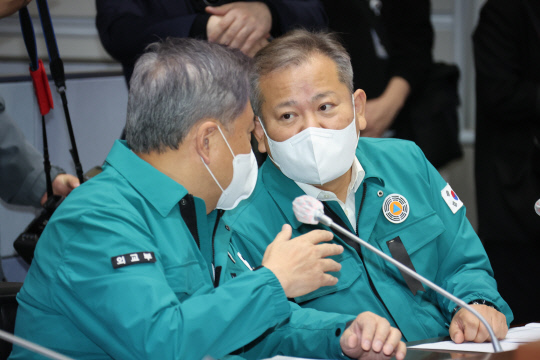 이상민 행정안전부 장관(오른쪽)이 31일 정부서울청사 중앙재난안전대책본부 상황실에서 열린 '이태원 압사 참사' 관련 중대본 회의에 참석, 박진 외교부 장관과 대화하고 있다. 사진=연합뉴스