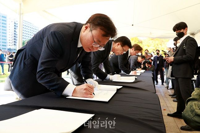 조규홍 보건복지부 장관이 지난 31일 서울 중구 시청 앞 서울광장에 마련된 이태원 참사 분향소를 찾아 조문하고 방명록을 작성하고 있다. ⓒ보건복지부