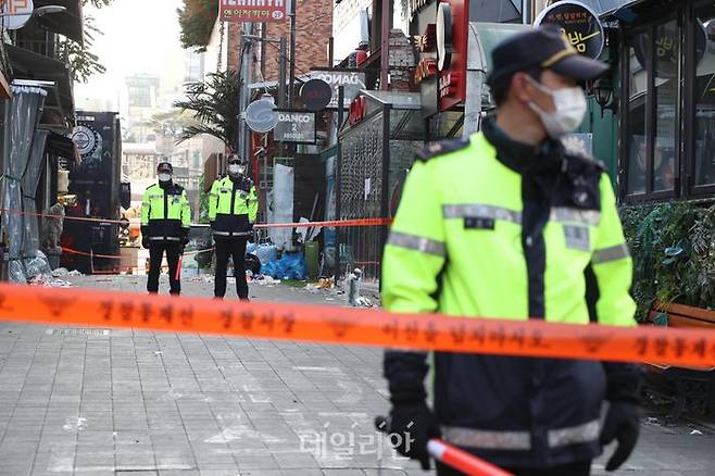 31일 대규모 압사 참사가 일어난 서울 용산구 이태원에서 경찰들이 도로를 통제하고 있다. ⓒ데일리안 김민호 기자