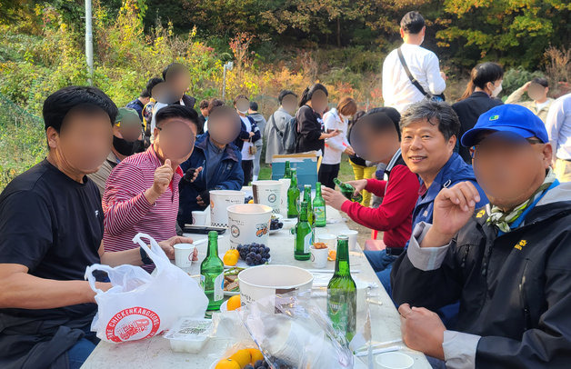 서영석 더불어민주당 의원(부천 정)이 30일 경기 파주시의 한 저수지에서 시도의원들과 족구 후 술자리를 갖고 있다. 독자제공/뉴스1