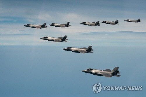 한미 공군이 지난 7월 11일부터 14일까지 한미 연합 작전 수행능력 향상을 위해 F-35A 연합비행훈련을 최초로 실시했다. 사진은 미국 편대장이 편대를 이끄는 장면.  [공군 제공]