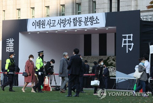 31일 오전 서울광장에 이태원 압사 사고 합동 분향소가 설치되고 있다.  연합뉴스