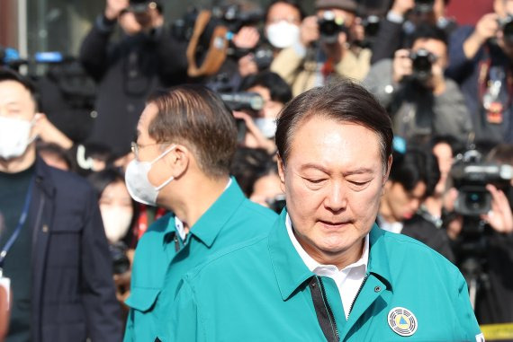 윤석열 대통령이 30일 서울 용산구 이태원동 '핼러윈 인파' 압사 사고 현장을 둘러보고 있다. 연합뉴스