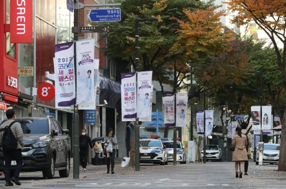 이태원 참사 추모로 인해 국내 최대 쇼핑 축제인 '2022 코리아세일페스타'의 개막식이 취소됐다. 31일 오전 코리아세일페스타 개막식이 열릴 예정이던 서울 중구 명동예술극장 앞 거리에 홍보 현수막이 나부끼고 있다./뉴시스