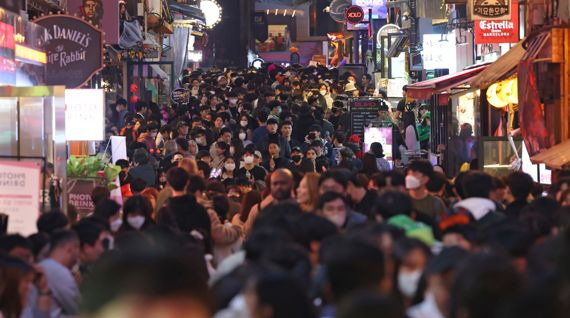 지난 29일 서울 용산구 이태원 대형 압사 사고가 발생하기 약 3시간반전 거리 모습. 골목이 많은 사람으로 북새통을 이루고 있다.사진=김범석 기자