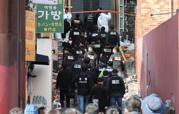 이태원 압사 참사를 수사 중인 서울경찰청 수사본부와 국립과학수사연구원들이 31일 서울 용산구 이태원 압사 참사 현장을 합동감식하고 있다. 사진=서동일 기자