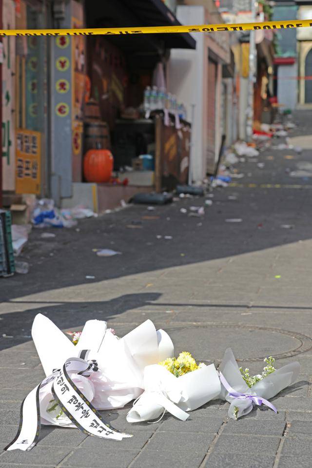 30일 오후 서울 용산구 이태원 압사 사고 현장에 시민들이 놓고 간 근조화가 놓여 있다. 뉴시스.