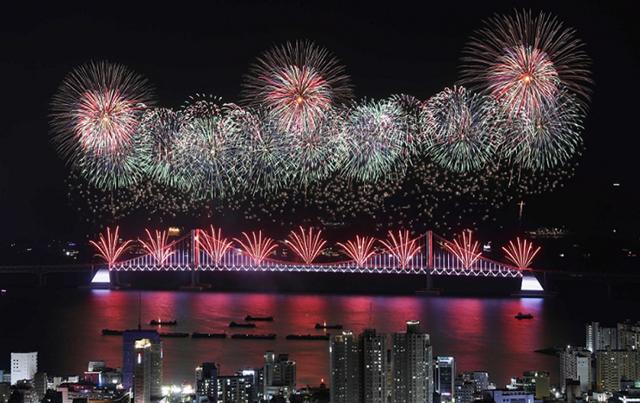 2018년 열렸던 부산불꽃축제. 부산시 제공