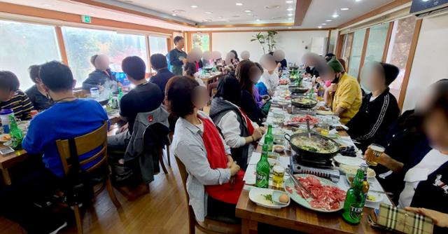 서영석 더불어민주당 의원(부천정)이 30일 경기 파주시의 한 식당에서 시도의원 및 당직자들과 술을 마시며 점심을 먹고 있다. 파주=뉴스1