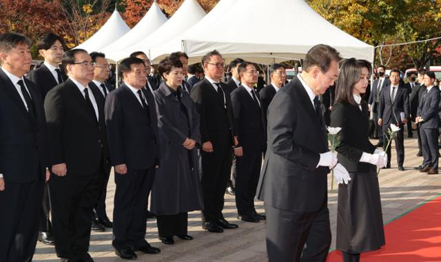 윤석열 대통령과 김건희 여사가 31일 오전 서울광장에 마련된 이태원 사고 사망자 합동분향소를 방문, 헌화하고 있다. 연합뉴스