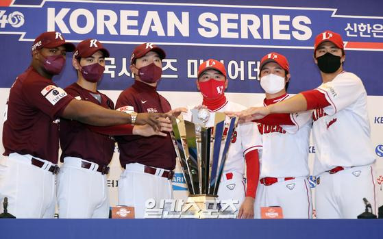 2022 KBO 한국시리즈 미디어데이가 31일 오후 인천 문학종합경기장 그랜드 오스티엄 CMCC홀에서 열렸다. 키움 푸이그, 이정후, 홍원기 감독과 SSG 김원형 감독, 최정, 한유섬이 한국시리즈 우승트로피를 앞에 두고 포즈를 취하고 있다. 1일 인천SSG랜더스필드에서의 1차전을 시작으로 SSG 랜더스와 키움 히어로즈의 7전 4선승제로 진행되는 이번 한국시리즈는 이태원 참사 사고의 여파로 최대한 차분한 분위기 속에 치러질 전망이다.  인천=김민규 기자 mgkim1@edaily.co.kr