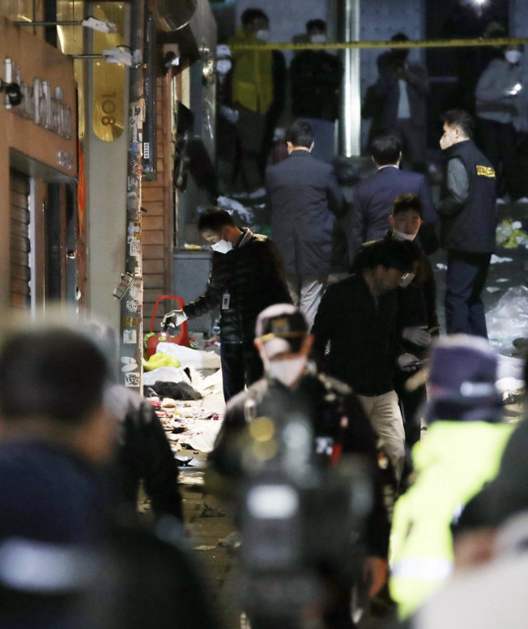 지난 29일 밤 서울 용산구 이태원 일대에서 대규모 압사사고가 발생했다. 정부는 사고원인을 파악하겠다고 강조했다. [사진=뉴시스]