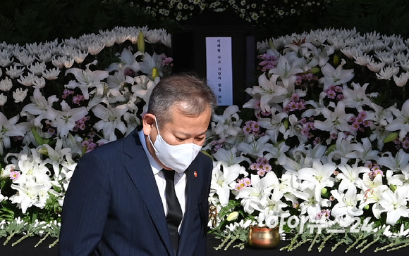 이상민 행정안전부 장관이 31일 오전 서울광장에 마련된 이태원 사고 사망자 합동분향소를 찾아 희생자들을 추모한 후 이동하고 있다. [사진=김성진 기자]