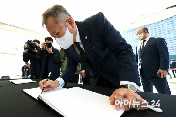 이상민 행정안전부 장관이 31일 서울 중구 서울광장에 마련된 이태원 참사 합동분향소에서 참배를 마친 후 방명록을 작성하고 있다. [사진=김성진 기자]