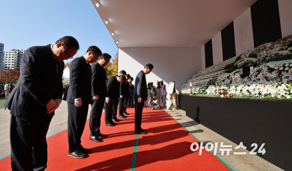 한덕수 국무총리, 오세훈 서울시장 등 정부관계자들이 31일 서울광장에 마련된 이태원 사고 사망자 합동분향소에서 묵념을 하고 있다. [사진=김성진 기자]