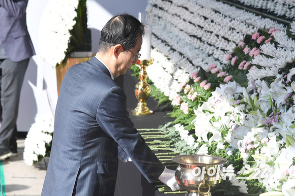 한덕수 국무총리가 31일 서울 중구 서울광장에 마련된 이태원 참사 합동분향소에서 희생자들을 추모하고 있다. [사진=김성진 기자]