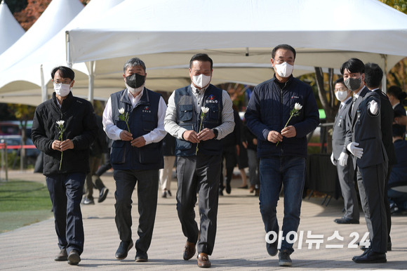 김동명 한국노총 위원장(왼쪽 두 번째) 등 관계자들이이 31일 서울광장에 마련된 '이태원 참사'로 숨진 희생자들 합동분향소를 찾아 조문하고 있다.[사진=김성진 기자]