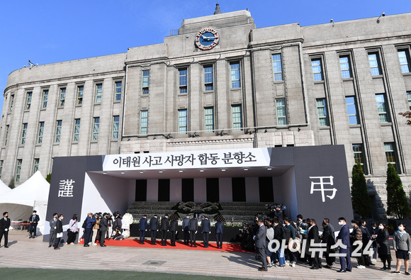 31일 오전 서울광장에 마련된 이태원 사고 사망자 합동분향소를 찾은 시민들이 희생자들을 추모하고 있다. [사진=김성진 기자]