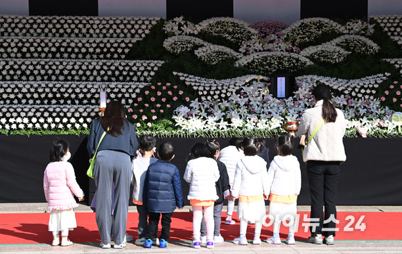 31일 오전 서울광장에 마련된 이태원 사고 사망자 합동분향소를 찾은 어린이들이 희생자들을 추모하고 있다. [사진=김성진 기자]