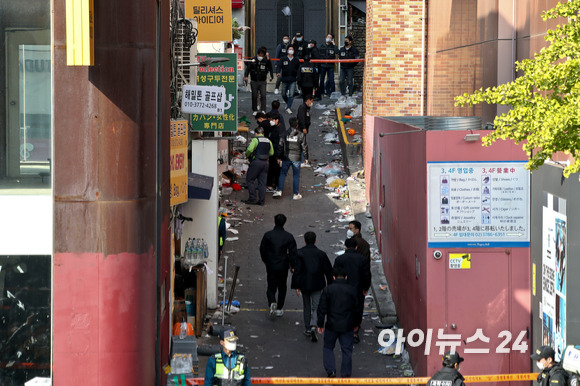 이태원 압사 참사를 수사 중인 서울경찰청 수사본부와 국립과학수사연구원들이 31일 서울 용산구 이태원 압사 참사 현장을 합동감식하고 있다. [사진=김성진 기자]