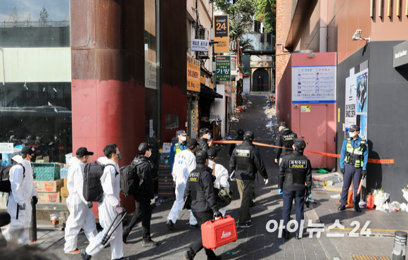 이태원 압사 참사를 수사 중인 서울경찰청 수사본부와 국립과학수사연구원들이 31일 서울 용산구 이태원 압사 참사 현장을 합동감식하고 있다. [사진=김성진 기자]