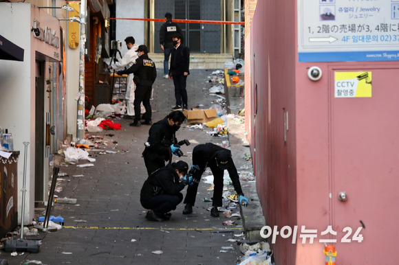 이태원 압사 참사를 수사 중인 서울경찰청 수사본부와 국립과학수사연구원들이 31일 서울 용산구 이태원 압사 참사 현장을 합동감식하고 있다. [사진=김성진 기자]