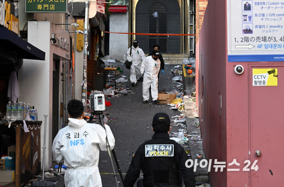 이태원 압사 참사를 수사 중인 서울경찰청 수사본부와 국립과학수사연구원들이 31일 서울 용산구 이태원 압사 참사 현장을 합동감식하고 있다. [사진=김성진 기자]