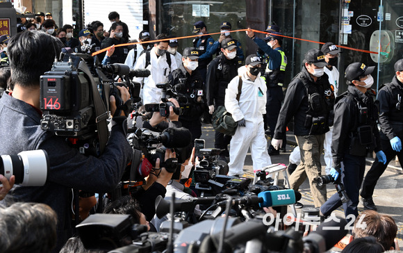 이태원 압사 참사를 수사 중인 서울경찰청 수사본부와 국립과학수사연구원들이 31일 서울 용산구 이태원 압사 참사 현장을 합동감식을 위해 들어서고 있다. [사진=김성진 기자]