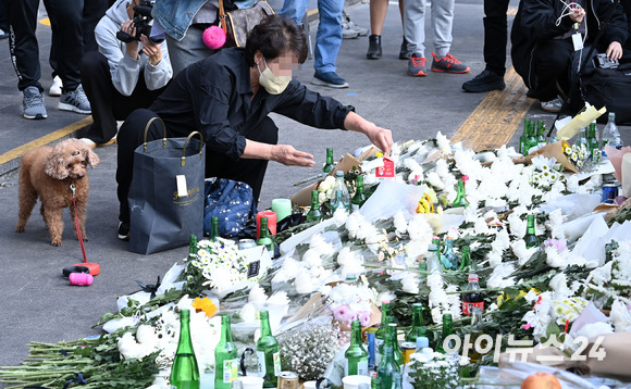 31일 오후 서울 용산구 지하철 6호선 이태원역 1번 출구 앞에 마련된 '핼러윈 인파' 압사 사고 희생자 추모 공간에서 시민이 추모하고 있다. [사진=김성진 기자]