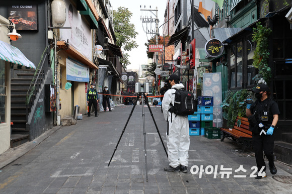 이태원 압사 참사를 수사 중인 서울경찰청 수사본부와 국립과학수사연구원들이 31일 서울 용산구 이태원 압사 참사 현장을 합동감식하고 있다. [사진=김성진 기자]