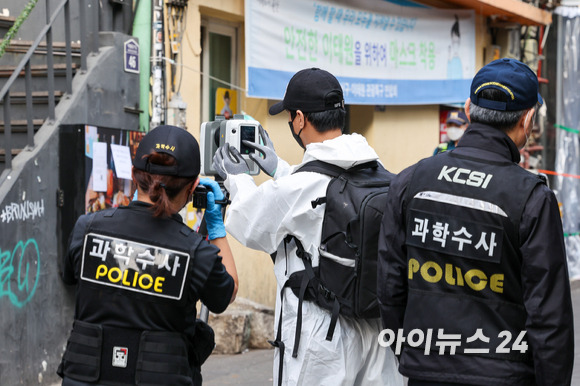 이태원 압사 참사를 수사 중인 서울경찰청 수사본부와 국립과학수사연구원들이 31일 서울 용산구 이태원 압사 참사 현장을 합동감식하고 있다. [사진=김성진 기자]