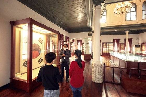 박춘화(맨 왼쪽) 해설사가 소중 학생기자단에 개화기 인천의 모습과 이 시기 유입된 신물물에 관해 설명했다.