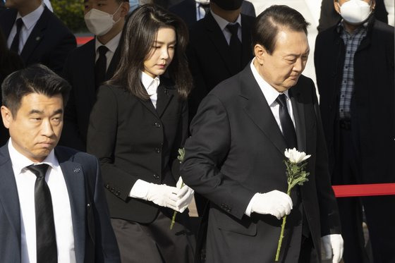 윤석열 대통령과 김건희 여사가 31일 오전 서울시청앞에 마련된 이태원사고 사망자 합동 분향소를 찾아 헌화하고 있다. 전민규 기자