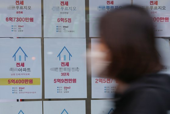 부동산 거래가 줄면서 관련 세금 수입도 꺾였다. 지난 25일 서울 시내의 한 부동산 중개업소에 전세 매물 정보가 붙어 있다. 연합뉴스