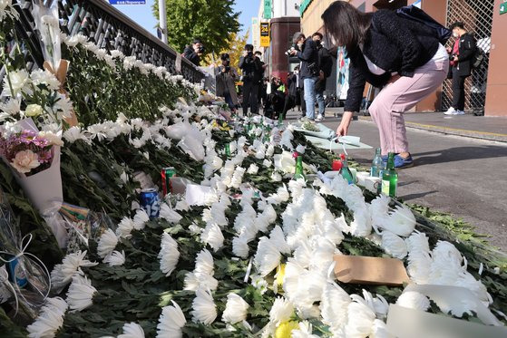 31일 오전 서울 용산구 지하철 6호선 이태원역 1번 출구 앞에 마련된 '핼러윈 인파' 압사 사고 희생자 추모 공간을 찾은 시민이 희생자를 추모하고 있다. 우상조 기자