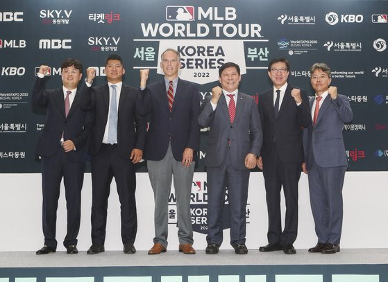 지난 9월 19일 부산시청 로비에서 열린 2022 MLB 월드투어 한국 시리즈 개최 기자회견. 허구연 KBO 총재(오른쪽에서 3번째), 짐 스몰 MLB 인터내셔널 부사장(왼쪽에서 3번째) 등이 참석했다. 연합뉴스