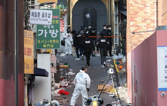 31일 오후 이태원 참사가 일어난 서울 용산구 이태원역 인근에서 서울경찰청 수사본부와 국립과학수사연구원 관계자들이 현장감식을 진행하고 있다. 우상조 기자