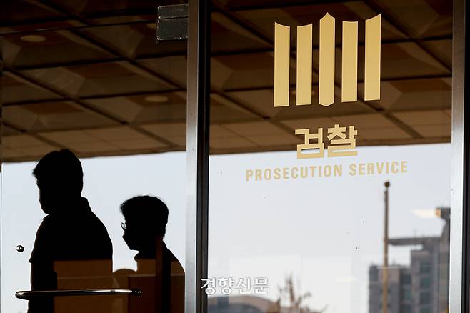 지난 20일 서울 서초구 서울중앙지검에서 관계자들이 청사로 들어가고 있다. 문재원 기자