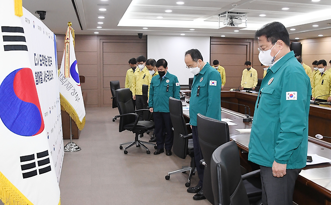 추경호 부총리 겸 기획재정부 장관과 기재부 간부들이 31일 열린 확대간부회의  시작에 앞서 이태원 참사 희생자 추모 묵념을 하고 있다. 기재부