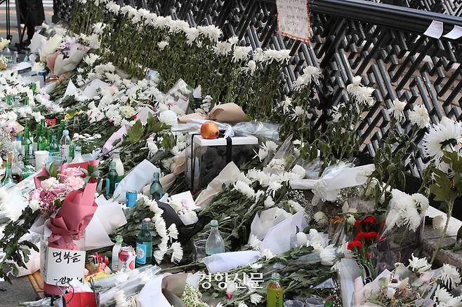 서울 용산구 이태원역 1번 출구 추모공간에서 31일 이태원 핼러윈 피해자들을 위한 꽃들이 놓여 있다. 한수빈 기자