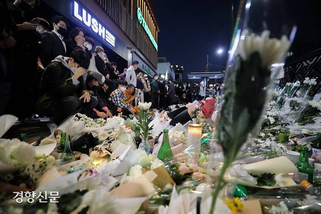 시민 발길 이어지는 이태원 추모 ‘이태원 핼러윈 참사’ 발생 사흘째인 31일 오후 서울 용산구 이태원역 1번 출구를 찾은 청년과 시민들이 국화꽃 등을 놓으며 희생자들을 추모하고 있다. 이준헌 기자