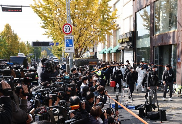 31일 오후 국립과학수사연구원, 경찰 등 관계자들이 이태원 압사 참사 현장감식을 위해 서울 용산구 이태원 사고현장으로 이동하고 있다. 연합뉴스